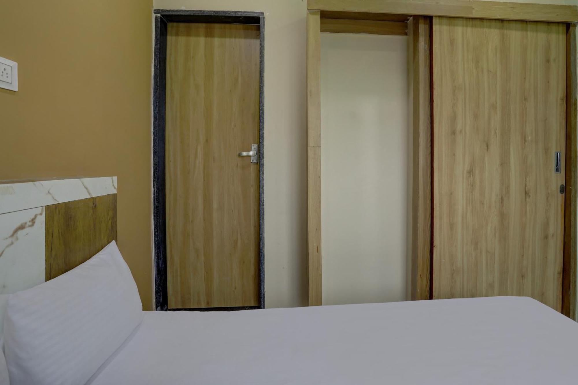 Spot On Hotel Ronak Place Индаур Экстерьер фото